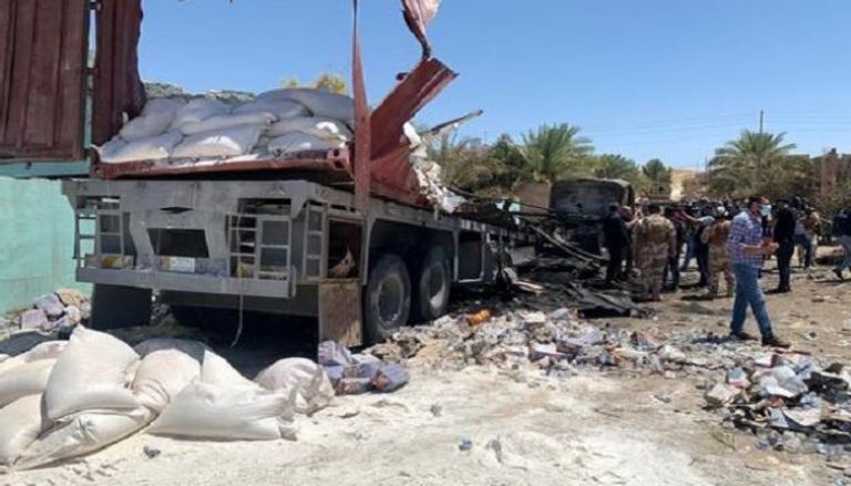 جنود عراقيون يفحصون شاحنة كانت تستخدم لشن غارات صاروخية