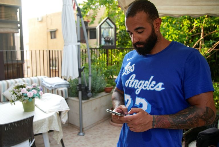 لبنانيون يرسمون وشوماً على ندوب الجراح