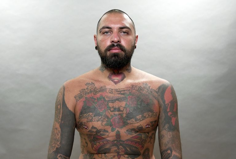 لبنانيون يرسمون وشوماً على ندوب الجراح