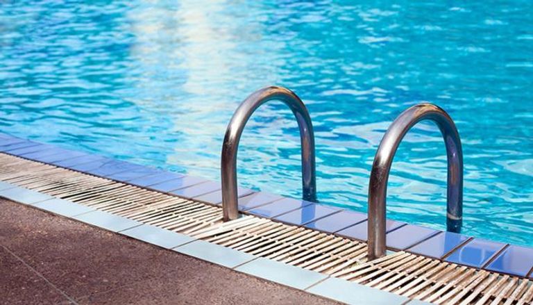 علماء يحذرون من ارتفاع مستويات الكلور في حمامات السباحة