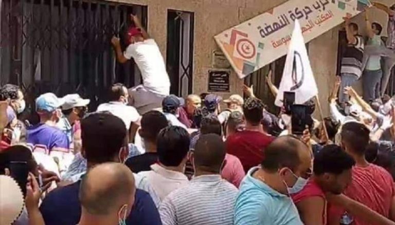 محتجون يقتحمون مقرا للنهضة بتونس