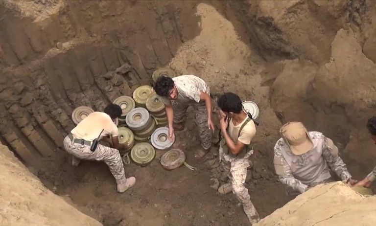 أحد فرق مسام لنزع الألغام باليمن - أرشيفية