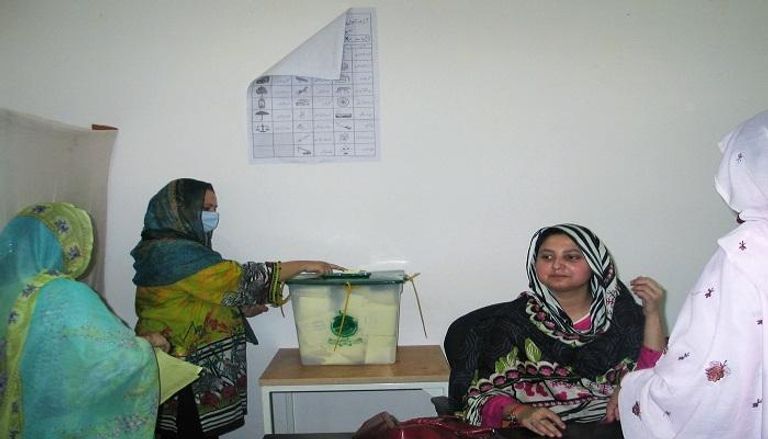  امرأة تدلي بصوتها في كشمير الخاضعة للإدارة الباكستانية