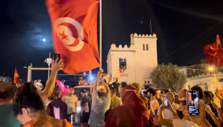تونسيون يحتفلون بقرارات قيس سعيد