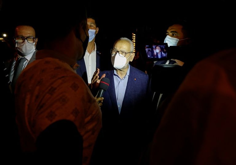 تونسيون يحتفلون بقرارات قيس سعيد