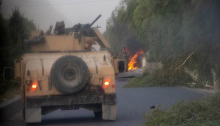 عربة همفي تابعة للجيش الأفغاني وأخرى مدمرة - رويترز