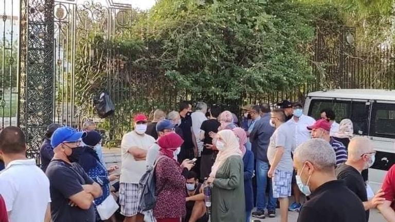 جانب من الاحتجاجات أمام البرلمان