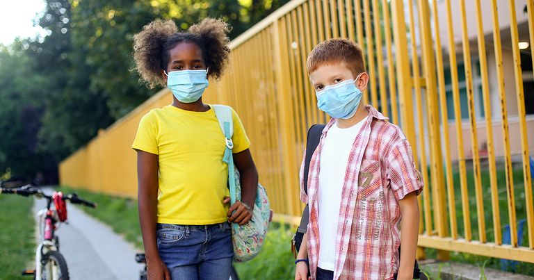 طفلان يرتديان الكمامة للوقاية من متحور دلتا فيروس كورونا - أرشيفية مجموعة أطفال يلهون في الطبيعة