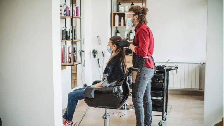 صالونات بريطانيا تساهم في تنظيف البحر