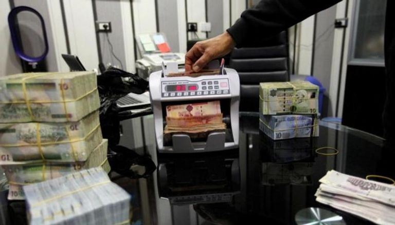 موظف بأحد مصارف ليبيا. (أرشيفية)
