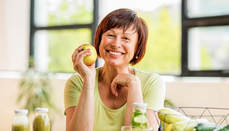 ثمة علاقة وطيدة بين النظام الغذائي وظهور هذه أعراض الشيخوخة