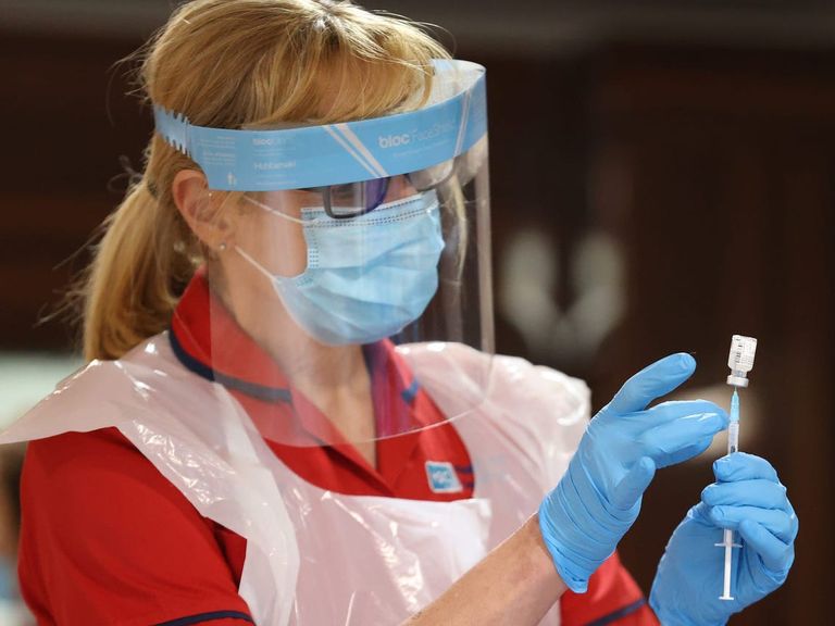 مزيج لقاح أسترازينيكا وفايزر يزيد الأجسام المضادة 6 مرات