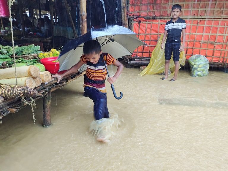 فيضانات وانهيارات أرضية بمخيمات الروهينجا في بنجلاديش