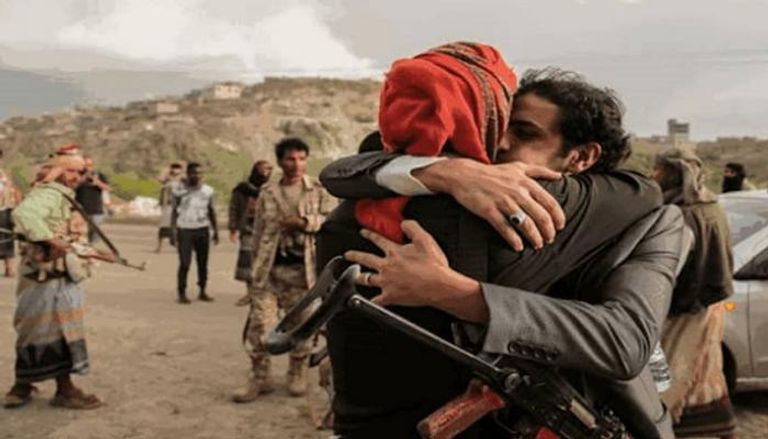 جانب من عملية تبادل الأسرى بين القوات اليمنية ومليشيا الحوثي