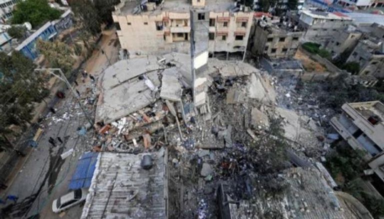 آليات مصرية تزيل ركام الدمار بغزة