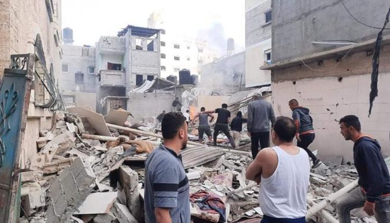 آليات مصرية تزيل ركام الدمار بغزة