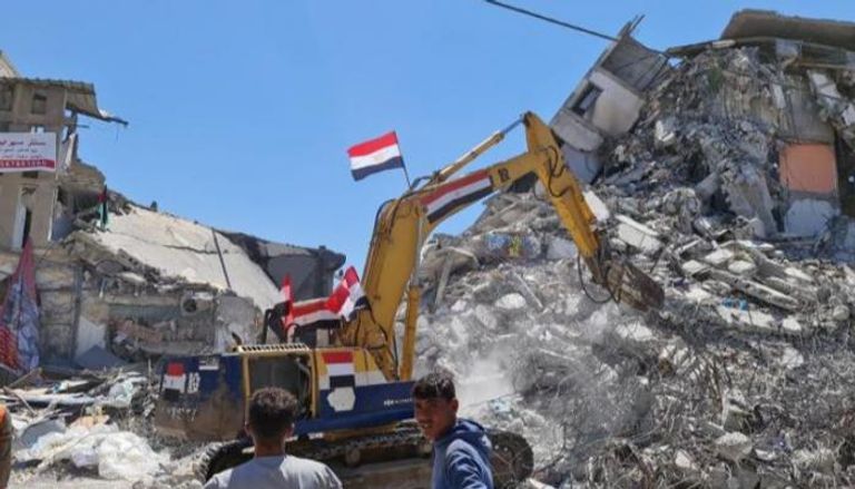 آليات مصرية تزيل ركام الدمار بغزة