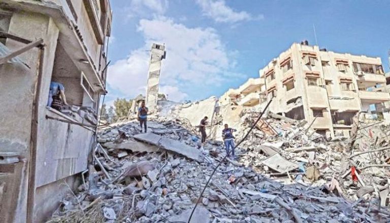 آليات مصرية تزيل ركام الدمار بغزة