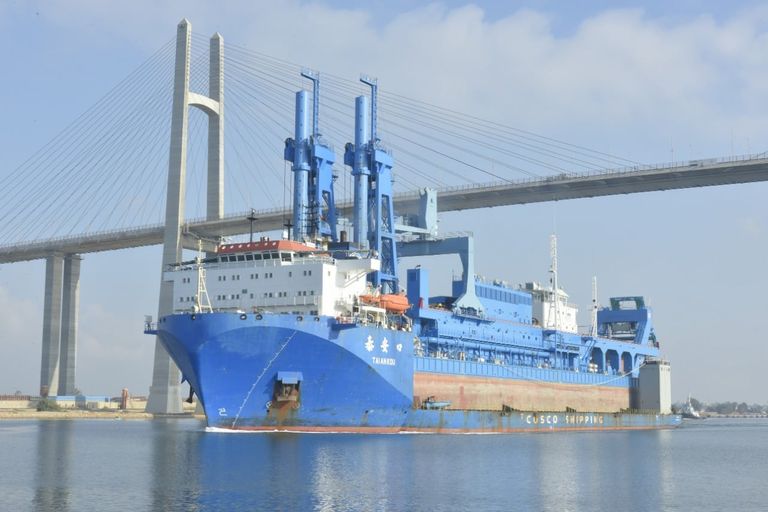 الكراكة "حسين طنطاوي" تصل قناة السويس الكراكة