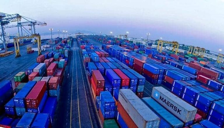 حاويات على أرصفة ميناء يمني- أرشيفية