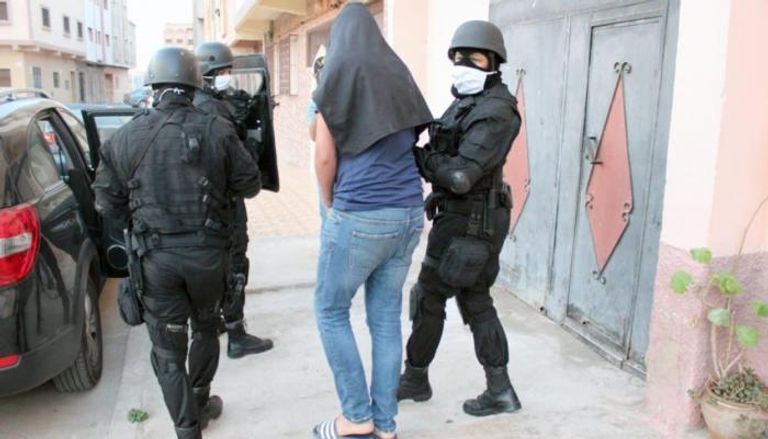 عناصر من الأمن المغربي خلال اعتقال أحد المطلوبين- أرشيفية