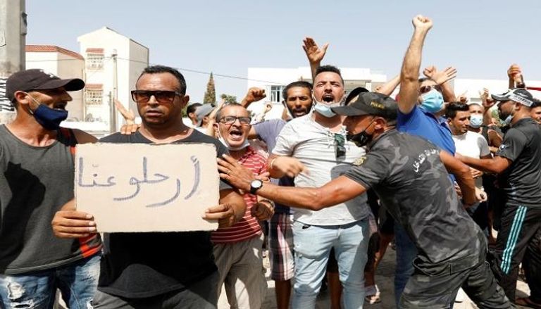تونسيون يتظاهرون ضد 