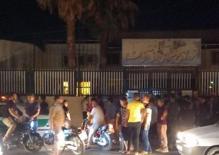 حرق صور المرشد الإيراني في الاحتجاجات