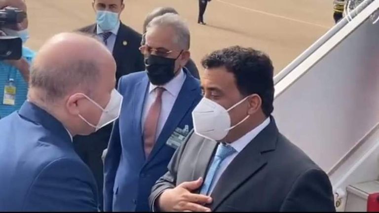 جانب من مراسم استقبال رئيس الوزراء الجزائري لرئيس المجلس الرئاسي الليبي جانب من مراسم استقبال المنفي بالجزائر