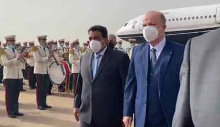 جانب من مراسم استقبال المنفي بالجزائر