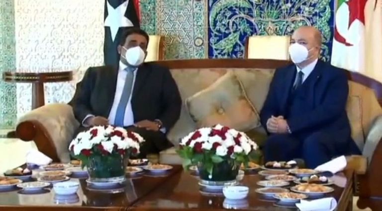 جانب من مراسم استقبال رئيس الوزراء الجزائري لرئيس المجلس الرئاسي الليبي جانب من مراسم استقبال المنفي بالجزائر