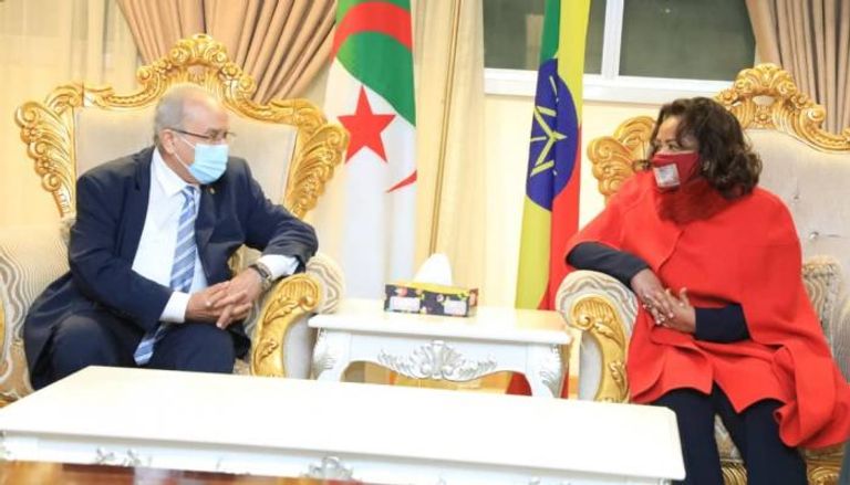 وزير الخارجية الجزائري مع وزيرة الدولة الإثيوبية بمطار أديس أبابا