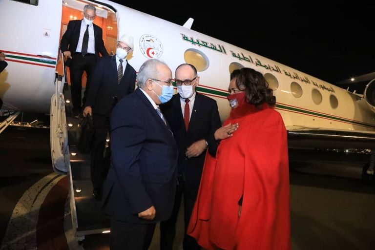 وزير الخارجية الجزائري مع وزيرة الدولة الإثيوبية بمطار أديس أبابا
