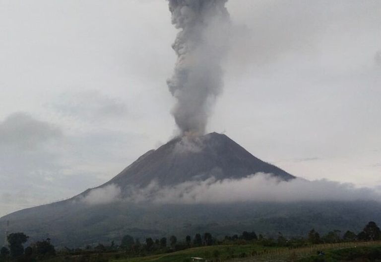 بركان جبل سينابونج يثور ويطلق دخانه الكثيف