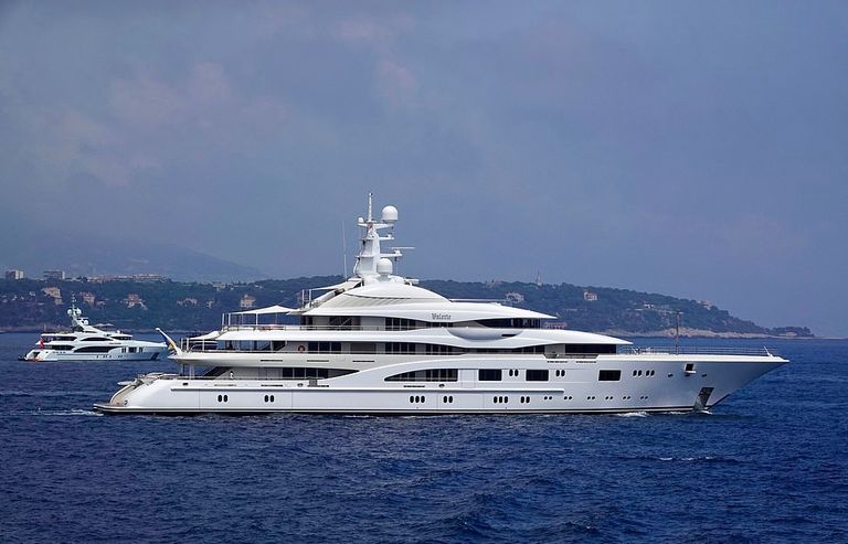 جينيفر لوبيز تحتفل بعيد ميلادها مع الممثل بن أفليك