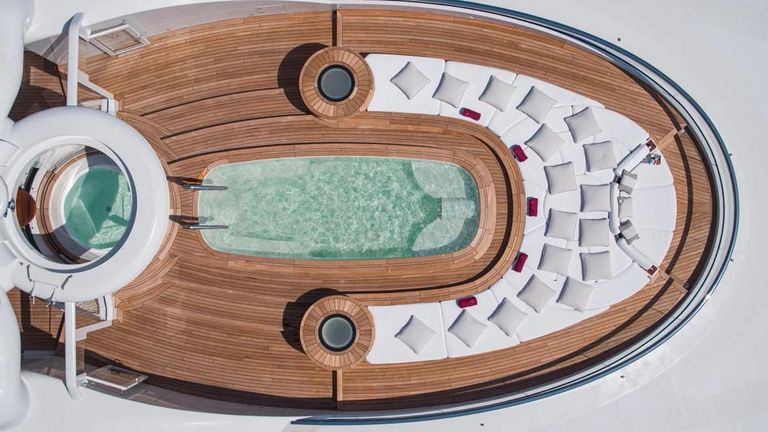 جينيفر لوبيز تحتفل بعيد ميلادها مع الممثل بن أفليك