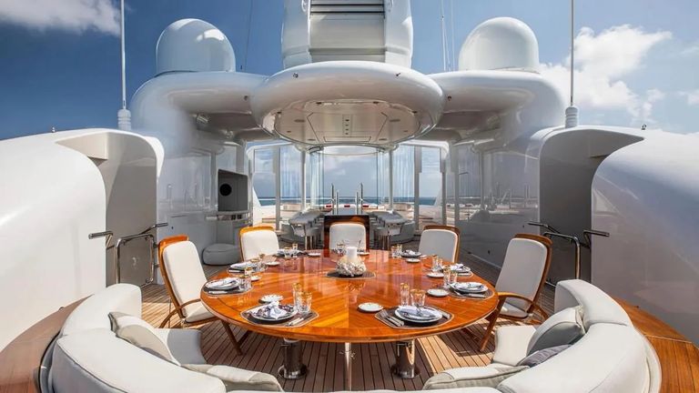 جينيفر لوبيز تحتفل بعيد ميلادها مع الممثل بن أفليك