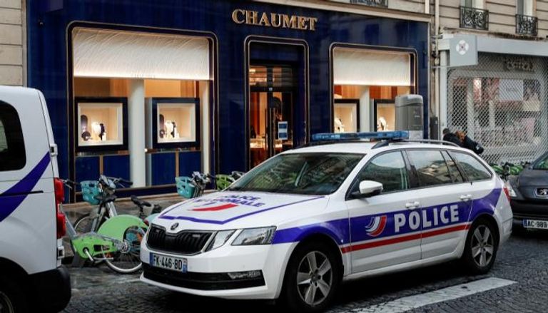 سيارة الشرطة أمام دار شوميه للمجوهرات القريبة من شارع الشانزليزيه في وسط باريس