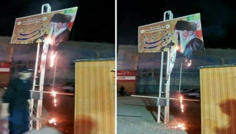 حرق صور المرشد الإيراني في الاحتجاجات