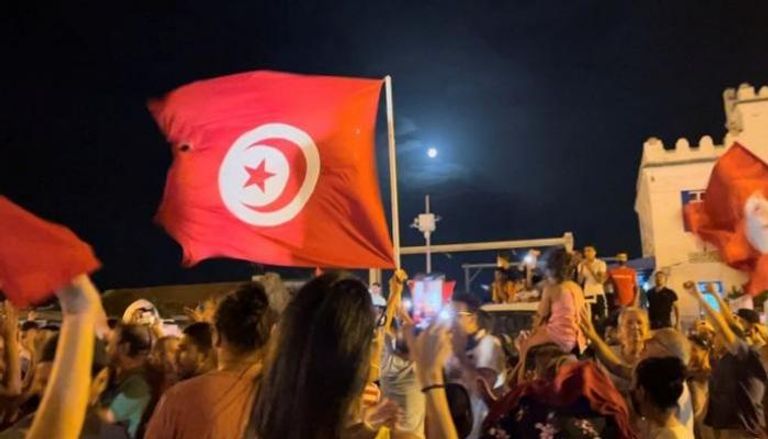 تونسيون يحتفلون بقرارات الرئيس قيس سعيد- رويترز