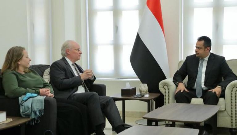 جانب من لقاء رئيس الحكومة اليمنية والمبعوث الأمريكي