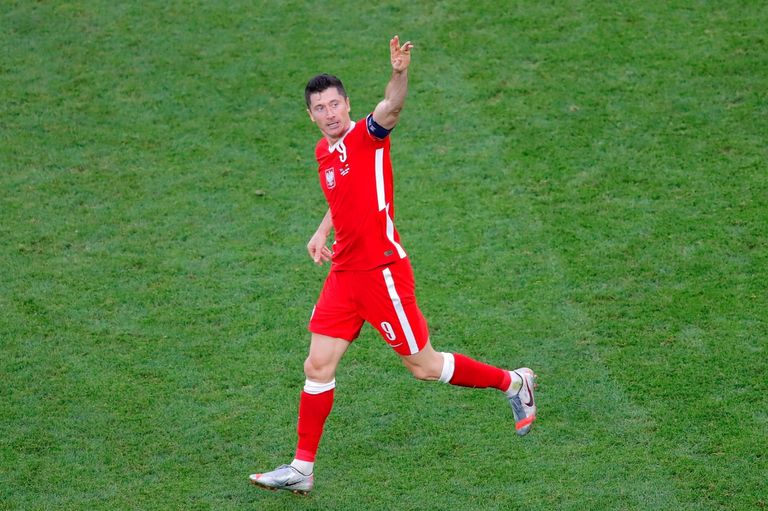 روبرت ليفاندوفسكي فاز بجائزة الأفضل لعام 2020، ويعاود الظهور في قائمة المرشحين المحتملين لهذا العام ليونيل ميسي قائد الأرجنتين