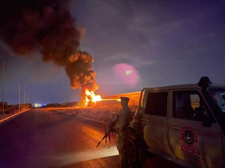 عناصر من المليشيات خلال هجومها على بني وليد