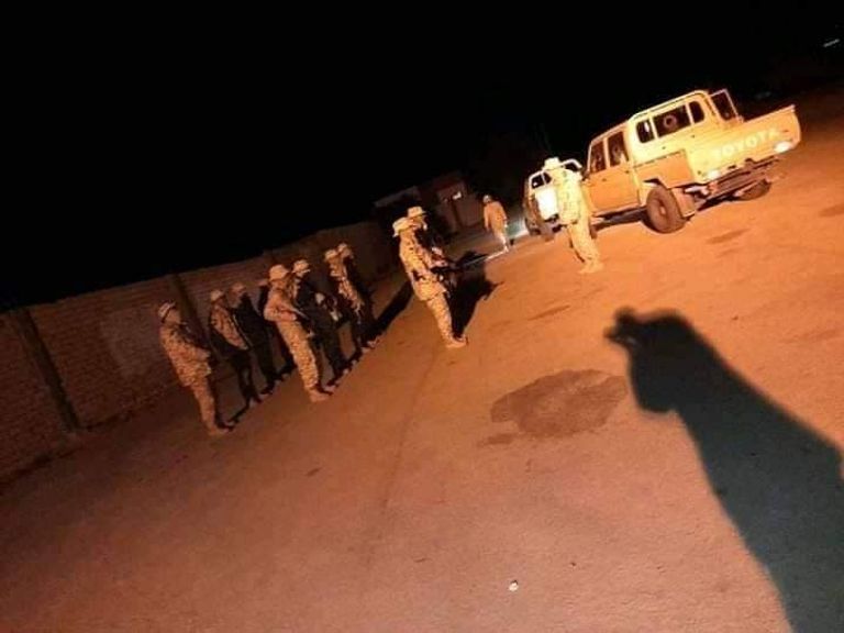 عناصر من المليشيات خلال هجومها على بني وليد