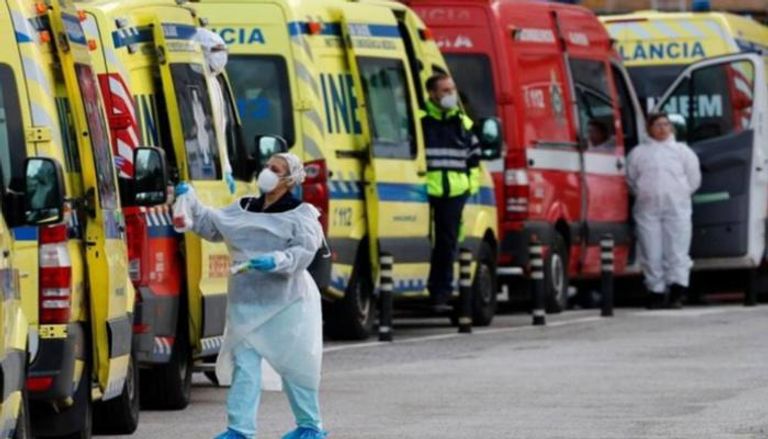 سيارات إسعاف لنقل مصابي كورونا في البرتغال
