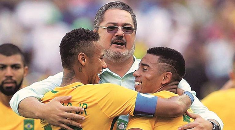 ميكالي مع نيمار وجيسوس بعد تتويج منتخب البرازيل في أولمبياد ريو دي جانيرو روجيرو ميكالي مدرب منتخب البرازيل الأولمبي السابق