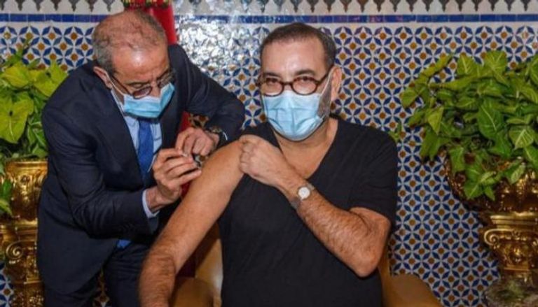 الملك محمد السادس يتلقى أولى جرعاته من التطعيم المضاد لكورونا