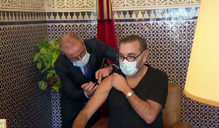 الملك محمد السادس يتلقى أولى جرعاته من التطعيم المضاد لكورونا