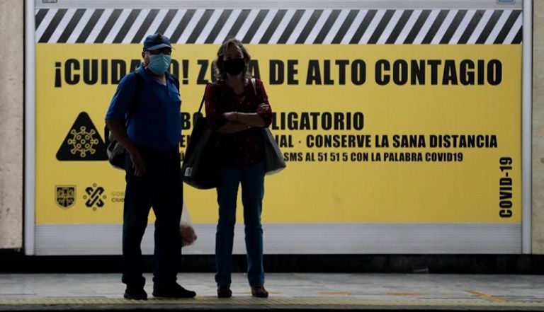 سيدة تخضع لاختبار فيروس كورونا بالهند