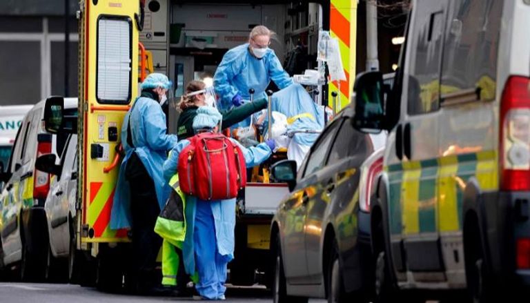 نقل مصاب بفيروس كورونا في سيارة إسعاف ببريطانيا