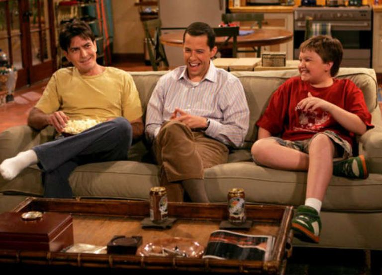 مشهد من المسلسل الكوميدي "رجلان ونصف"